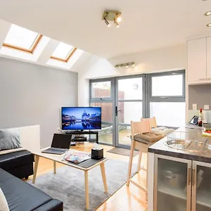 Holiday home Retreat, 2 Bed House With Cloudstream Hot Tub